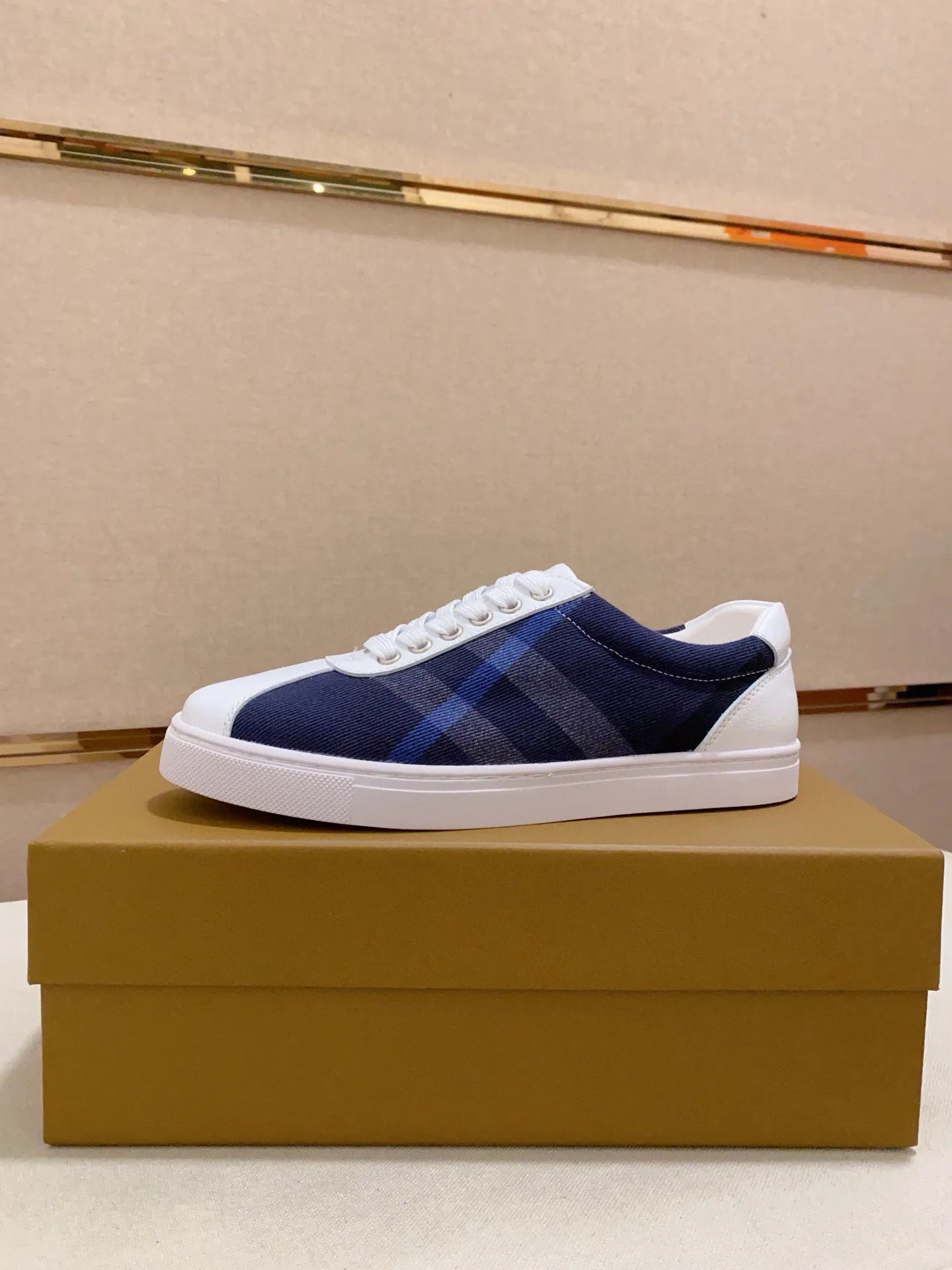 Men's shoes 💰: 400💰🥳◾️▫️The new Burberry men's classic low-top sneakers are reinterpreted with Vintage retro plaid cotton material and calfskin, decorated with a new brand logo. First-layer sheepskin lining, embossed Burberry logo on the heel, and original TPU outsole! Code number: 38-44. Can be customized45